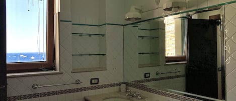 Chuveiro, secador de cabelo, toalhas de banho
