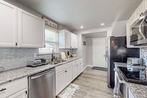 Fridge, microwave, oven, stovetop - Entertainment Central | Updated Cottage AT&T Stad. (Arlington)