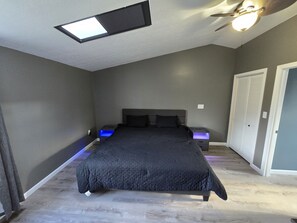 2 多间卧室、客房内保险箱、办公桌、免费 WiFi