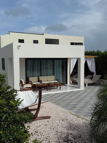 Modern 2-Bedr Oceanfront Villa with Hot Tub & Lounge Patio