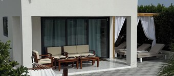 Modern 2-Bedr Oceanfront Villa with Hot Tub & Lounge Patio