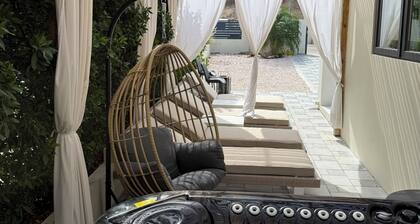 Modern 2-Bedr Oceanfront Villa with Hot Tub & Lounge Patio