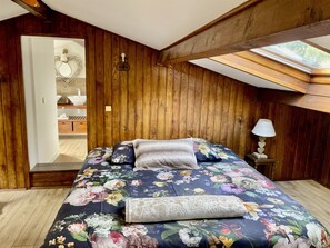 5 slaapkamers, een bureau, een strijkplank/strijkijzer, reisbedje