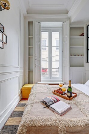 1 bedroom, desk, iron/ironing board, free WiFi - Stylish 1BR in the Heart of Le Marais (Paris)