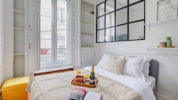 1 slaapkamer, een bureau, een strijkplank/strijkijzer, reisbedje