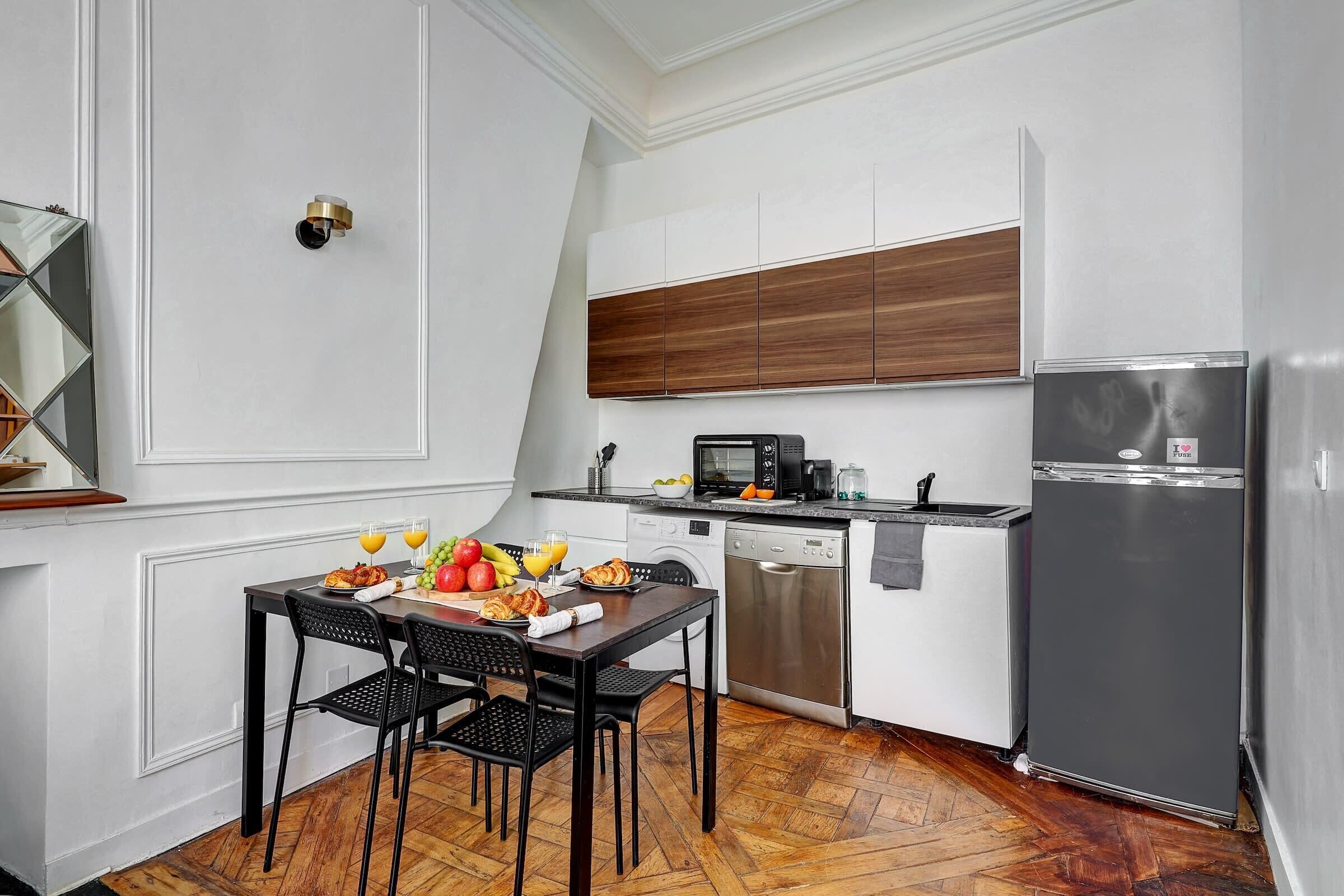 Wasserkocher mit Kaffee-/Teezubehör, Kühlschrank, Mikrowelle, Ofen