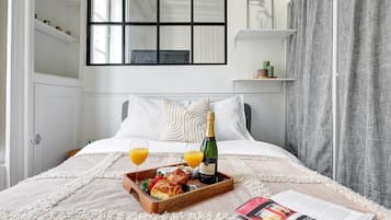 1 slaapkamer, een bureau, een strijkplank/strijkijzer, reisbedje