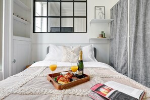 1 chambre, bureau, fer et planche à repasser, lit parapluie