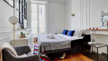 1 slaapkamer, een bureau, een strijkplank/strijkijzer, reisbedje