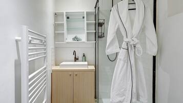 Een douche, een haardroger, handdoeken, zeep