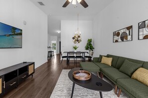 Smart TV - Great 3 bed/2 bath condo 8 minutes from Disney! (Kissimmee)