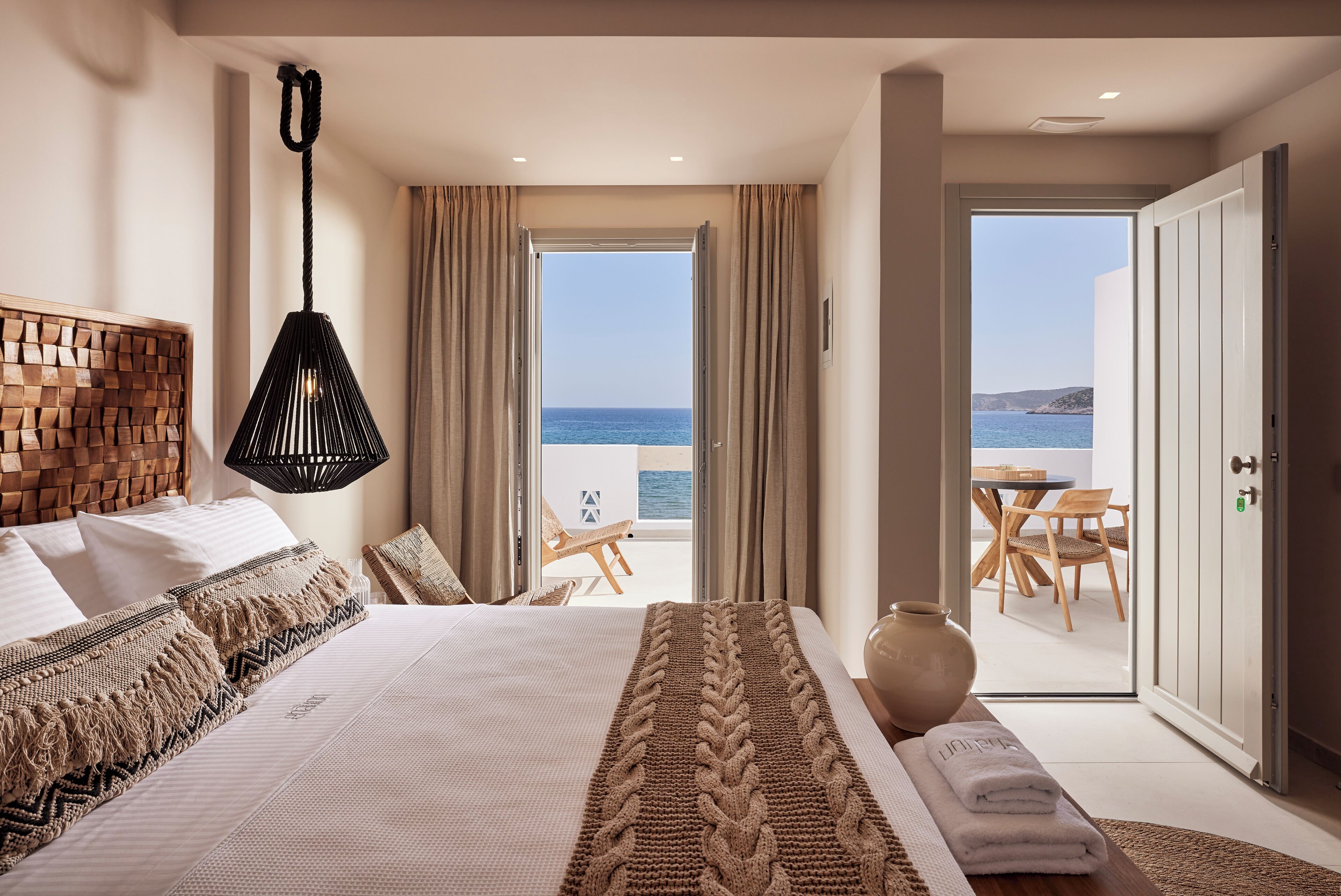 Double Room with Sea View | Een minibar, een kluis op de kamer, geluiddichte muren, gratis wifi