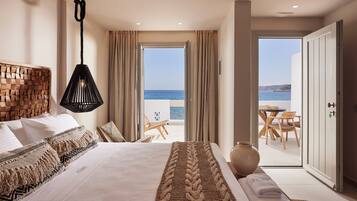 Double Room with Sea View | Een minibar, een kluis op de kamer, geluiddichte muren, gratis wifi