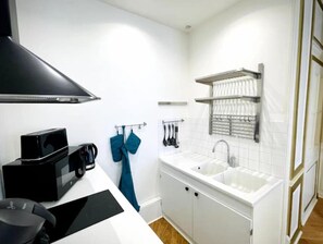 Réfrigérateur, micro-ondes, four, plaque de cuisson