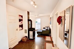 Smart-TV, Kamin, Bücher