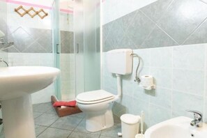 Douche, sĂšche-cheveux, bidet, serviettes fournies