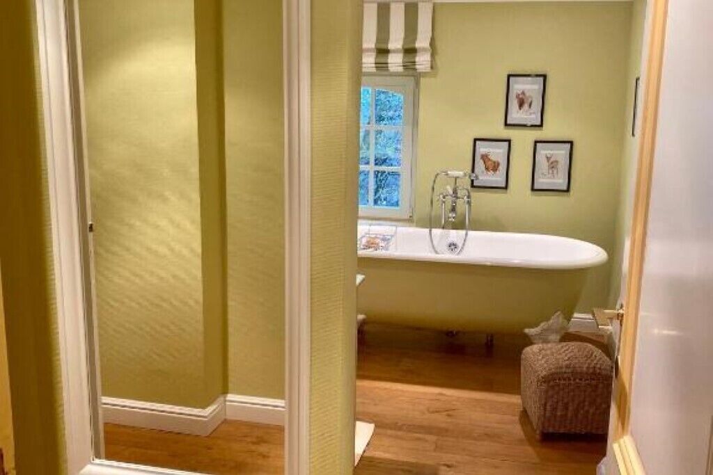Luxurious cottage right next to great hiking trails and racetrack action