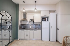 Réfrigérateur, micro-ondes, four, plaque de cuisson