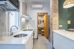 Kjøleskap, mikrobølgeovn, ovn og kokeplater