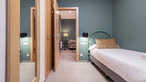 A bedroom with a bed, a chair, a desk, and a lamp. - TIinent Flomesta 2110 (Barcelona)