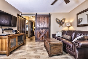 TV, fireplace - Lakefront condo right downtown Minocqua, perfect couples retreat! (Minocqua)