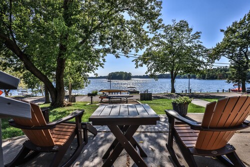Lakefront condo right downtown Minocqua, perfect couples retreat!