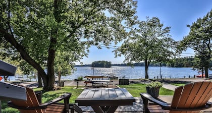 Lakefront condo right downtown Minocqua, perfect couples retreat!