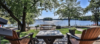 Lakefront condo right downtown Minocqua, perfect couples retreat!