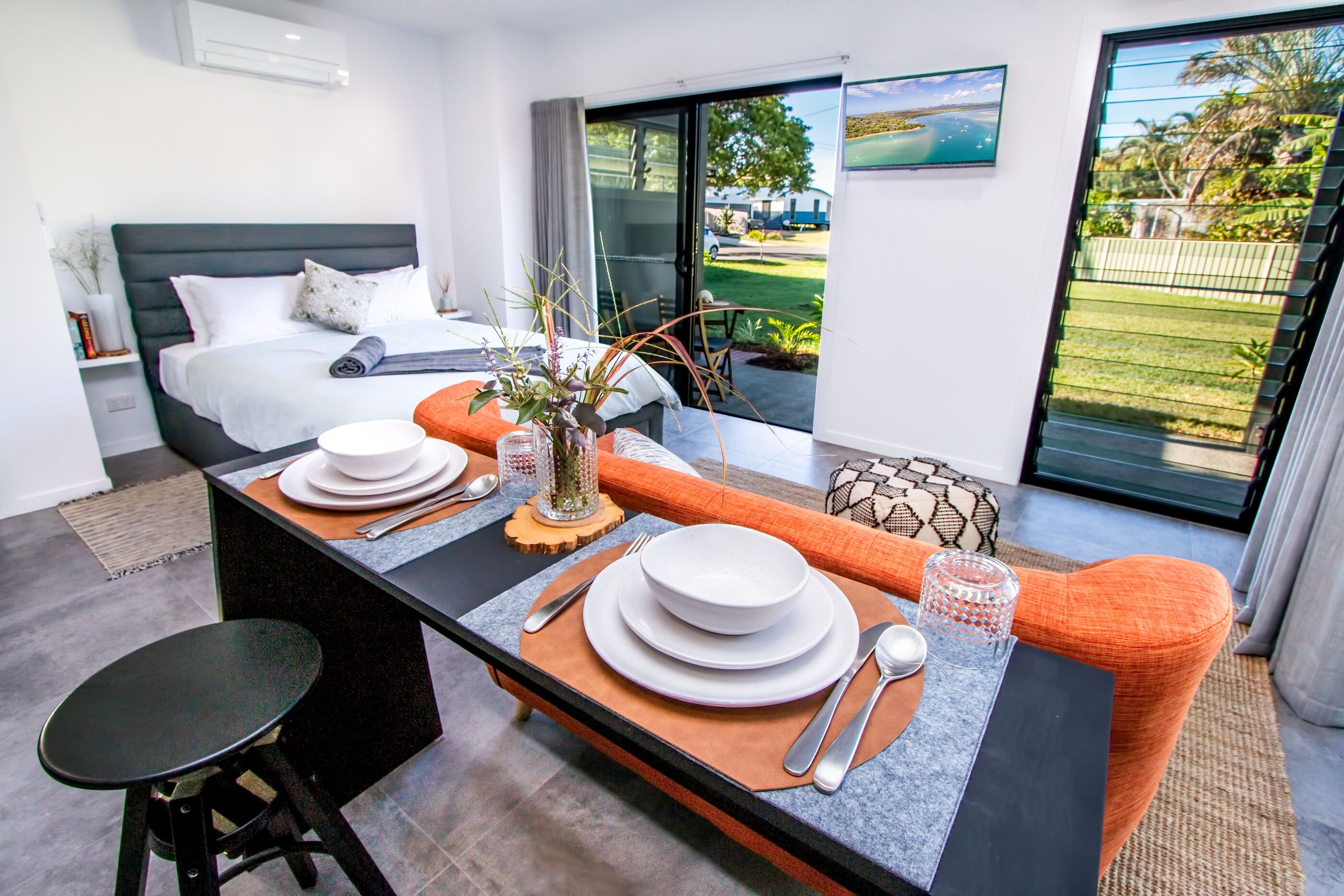 1 habitación, tabla de planchar con plancha y ropa de cama 