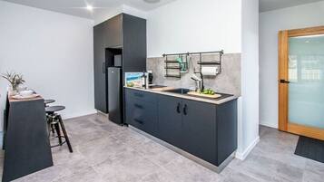 Kühlschrank, Mikrowelle, Ofen, Herdplatte