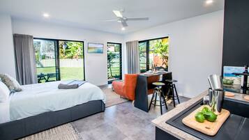 1 quarto, ferros/tábuas de passar roupa, roupa de cama