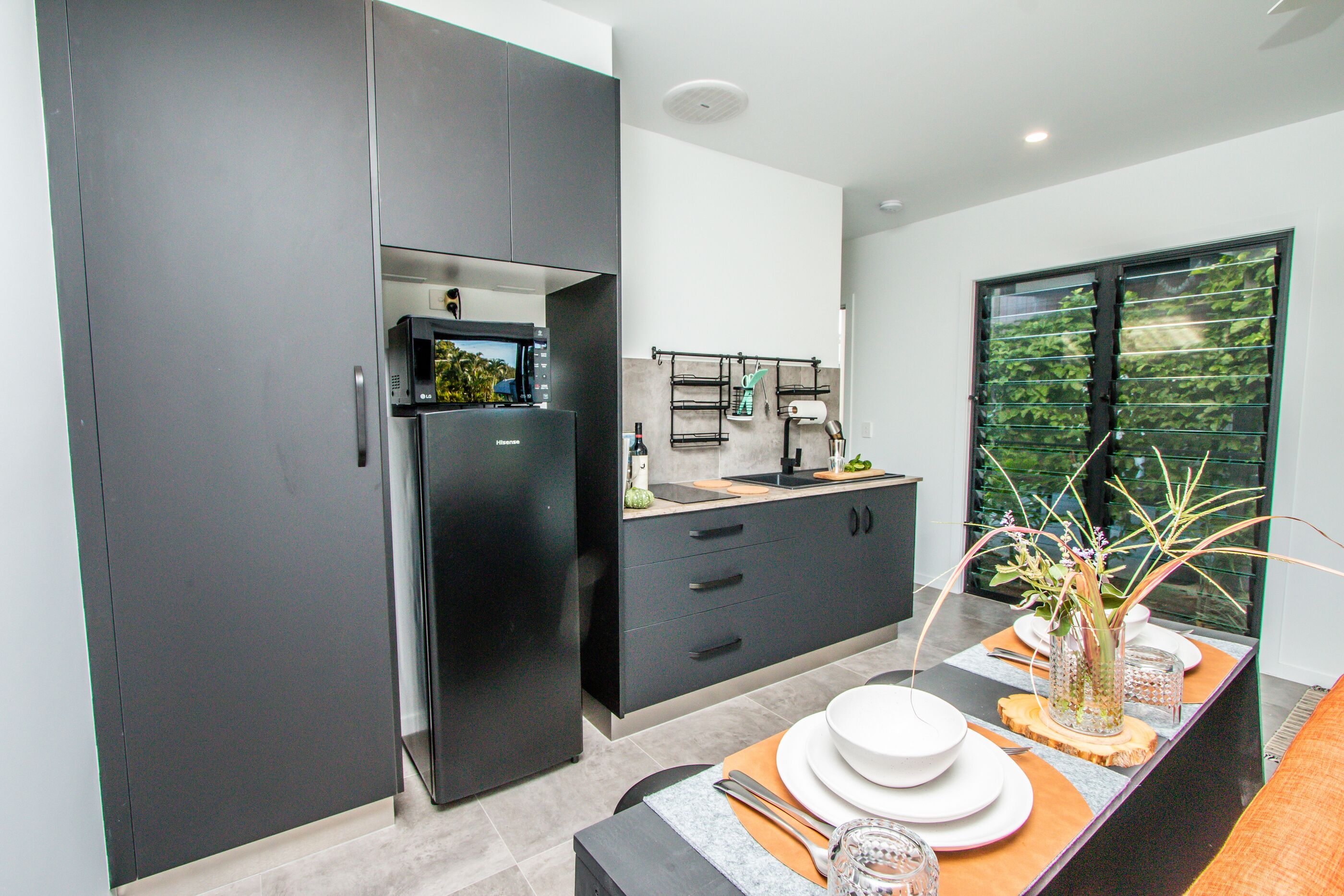 Een koelkast, een magnetron, een broodrooster