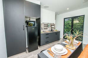 Kjøleskap, mikrobølgeovn, brødrister og kjøkkenutstyr