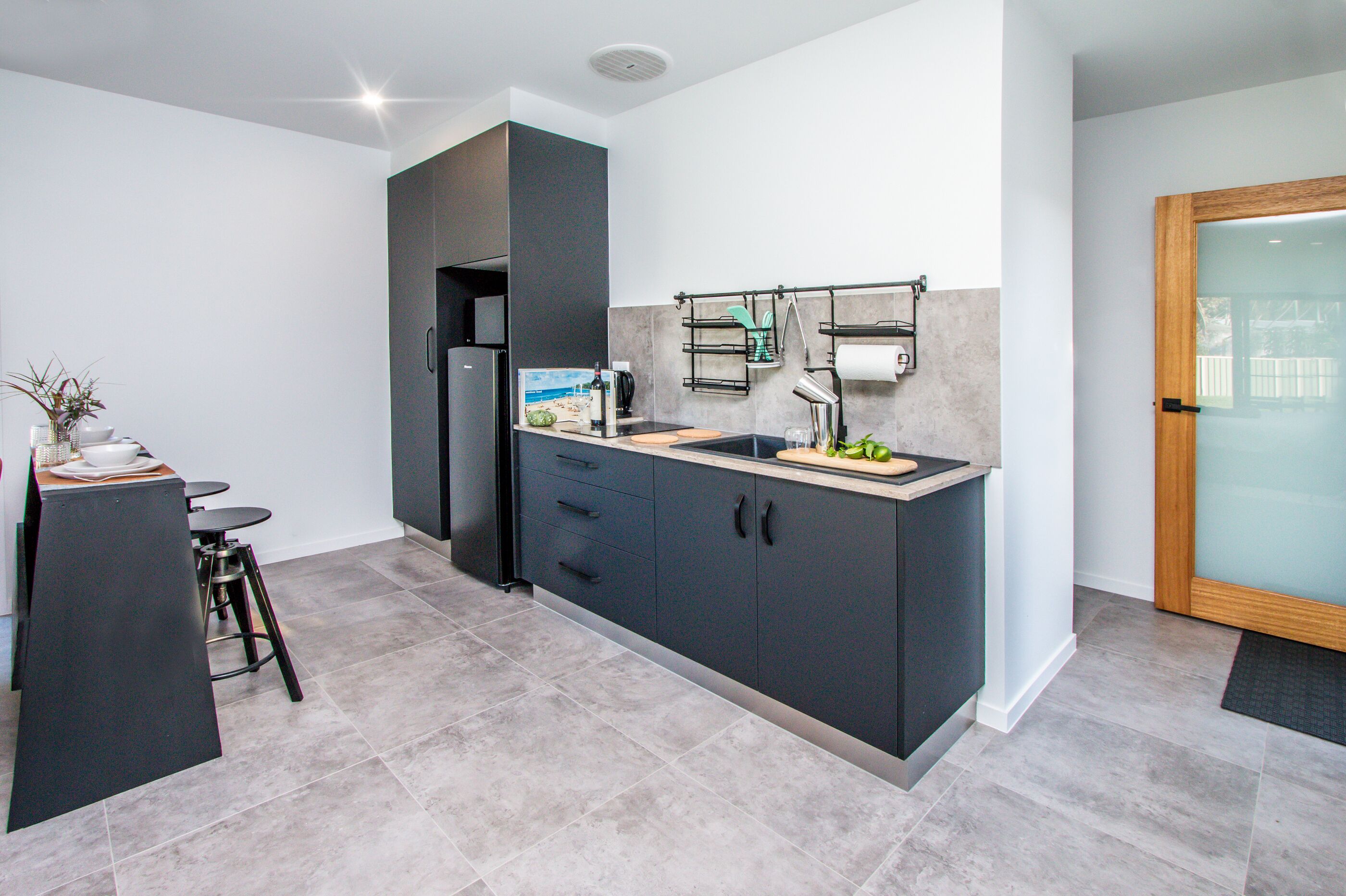 Kjøleskap, mikrobølgeovn, brødrister og kjøkkenutstyr