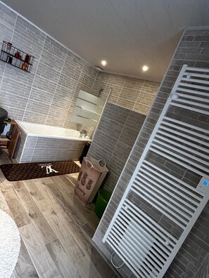 Dusche, Haartrockner, Handtücher, Seife