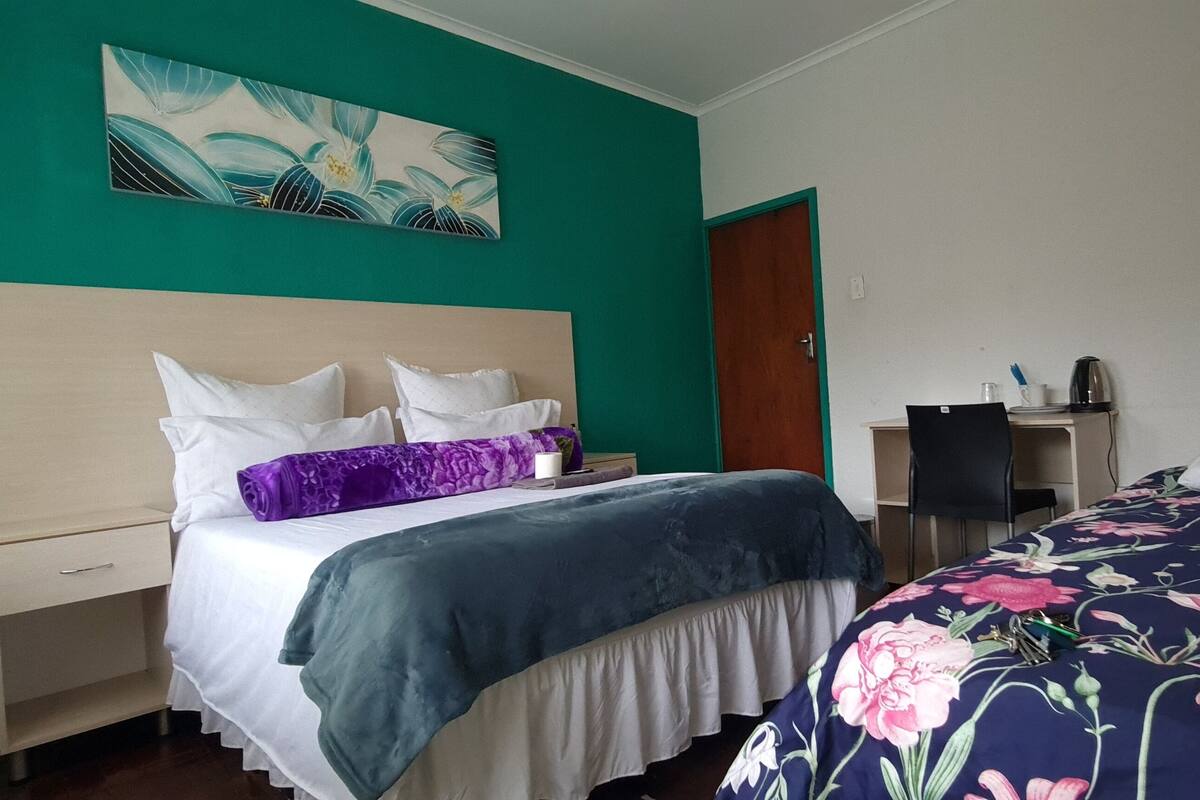 Familiekamer, 1 twee- of 2 eenpersoonsbedden, niet-roken | Een bureau, een laptopwerkplek, een strijkplank/strijkijzer, gratis wifi