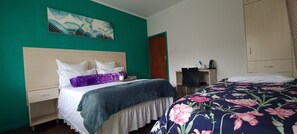 Camera familiare con letto matrimoniale o 2 letti singoli, non fumatori | Con stile personalizzato, con arredamento individuale, una scrivania