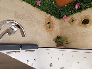 提供毛巾、廁紙