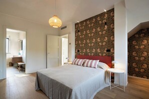 3 bedrooms, down duvets, desk, iron/ironing board