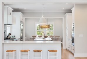 冷蔵庫、食器洗い機、コーヒー / ティーメーカー、調理器具と食器