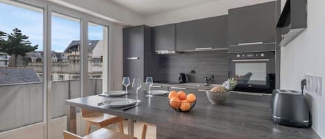 Fridge, oven, dishwasher, coffee/tea maker