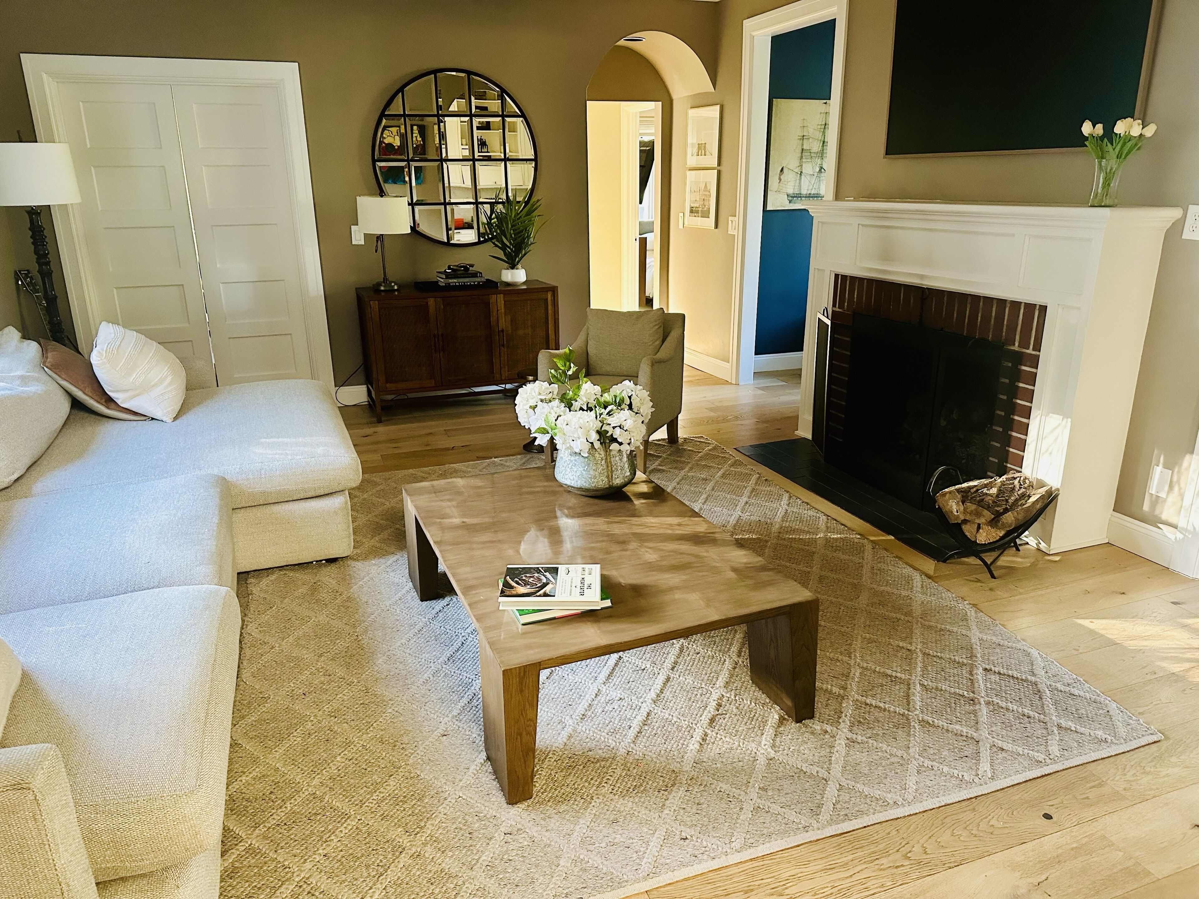 Smart TV, fireplace, books, stereo