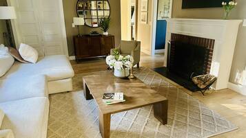 Smart TV, fireplace, books, stereo