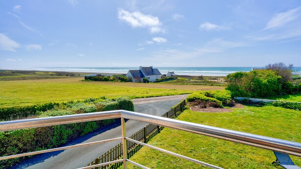 A coastal landscape with a house, grassy fields, and a view of the sea. - Sea view, 200m from the beach, house for 9 (Plovan)