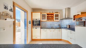 Een koelkast, een microgolfoven, een oven, een vaatwasser