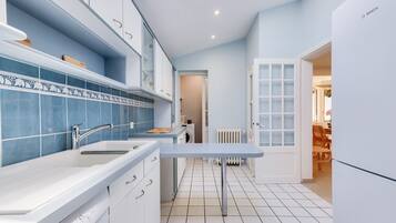 Réfrigérateur, micro-ondes, four, lave-vaisselle