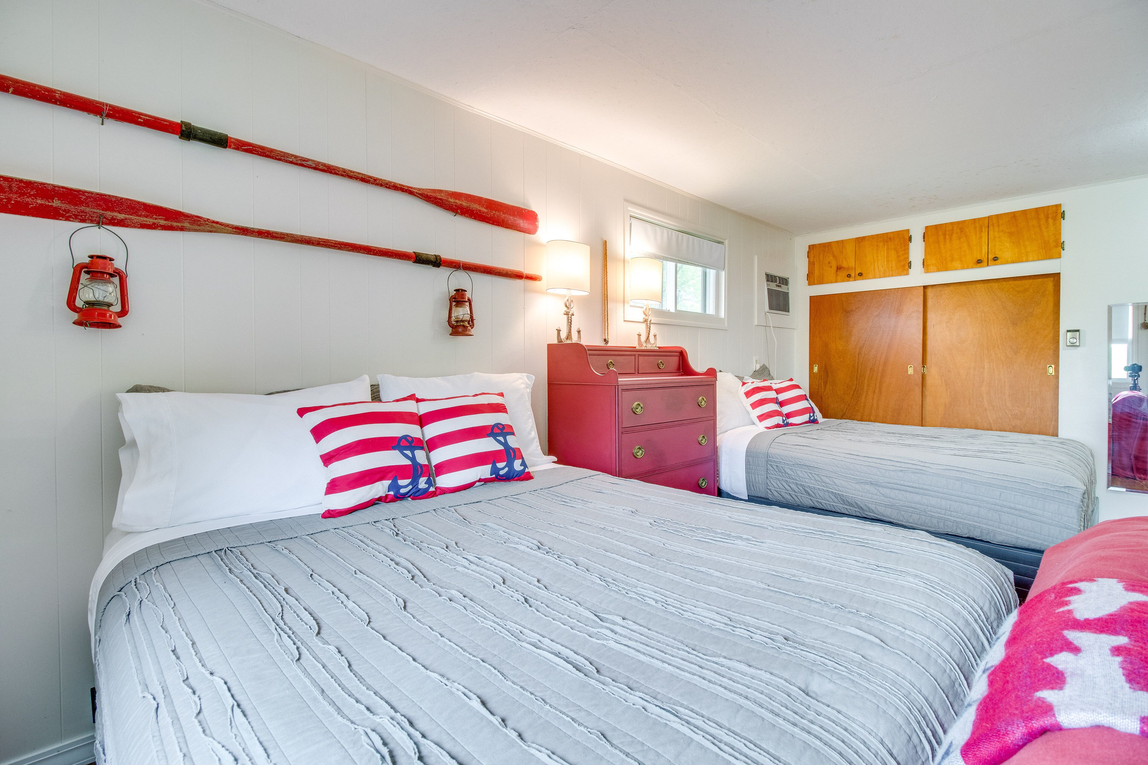 Iron/ironing board, Internet, bed sheets