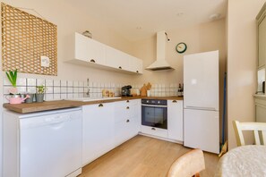 Kylskåp, ugn, diskmaskin och kaffe- och tebryggare