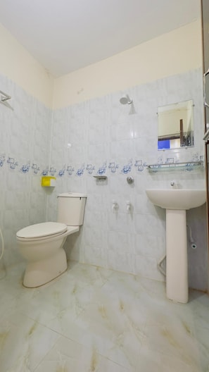 Habitación doble Deluxe | Baño | Regadera, regadera tipo lluvia, amenidades de baño gratuitas, toallas 