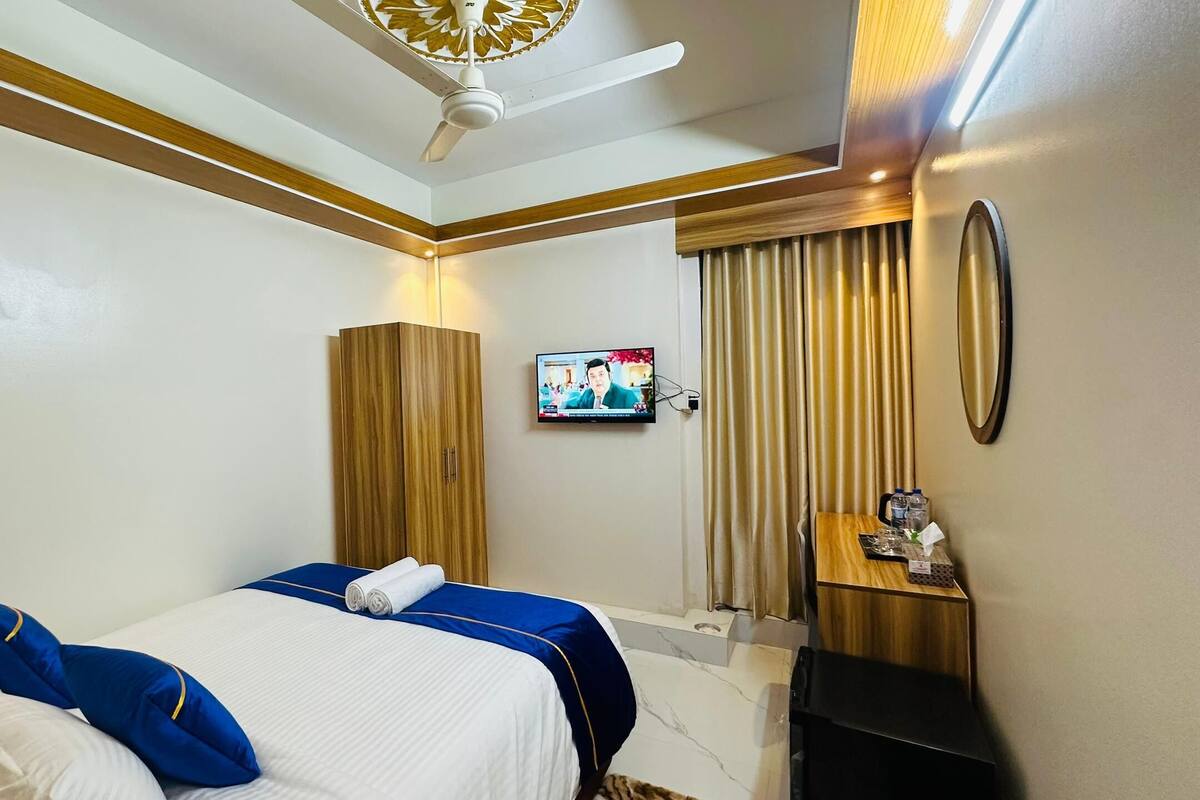 Egyptian cotton sheets, premium bedding, down comforters, pillowtop beds